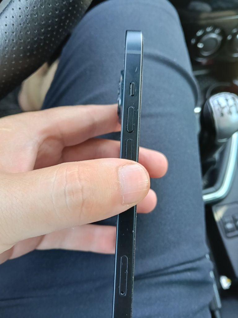 Продам Iphone 13