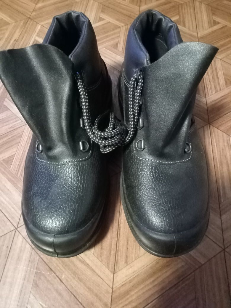 Продам новые рабочие ботинки