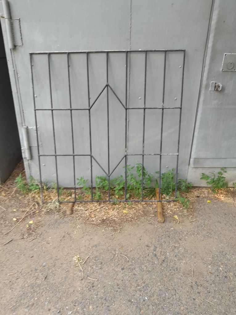 Продам решетки  на окна  б.у.