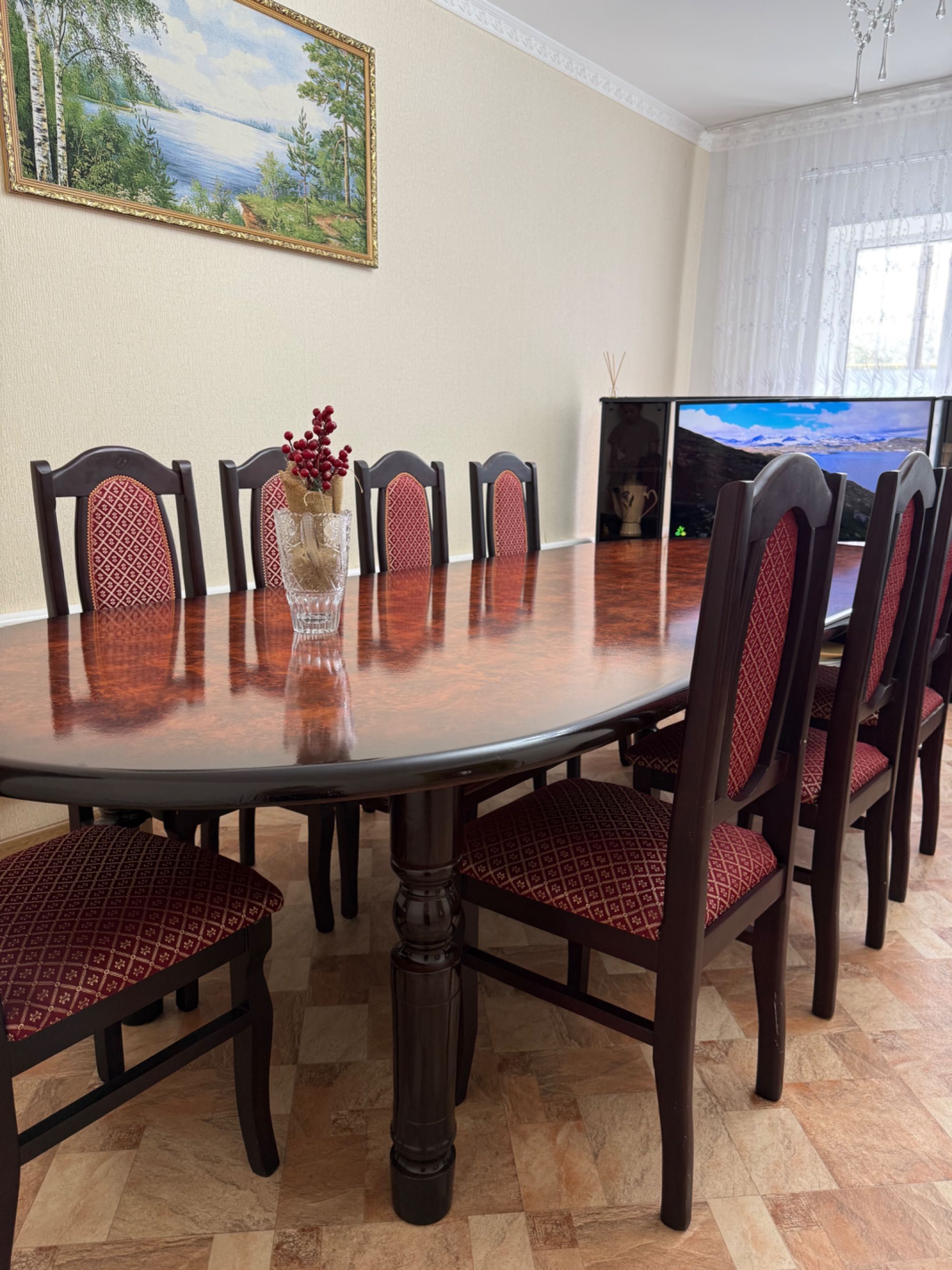 Стол и стулья для зала