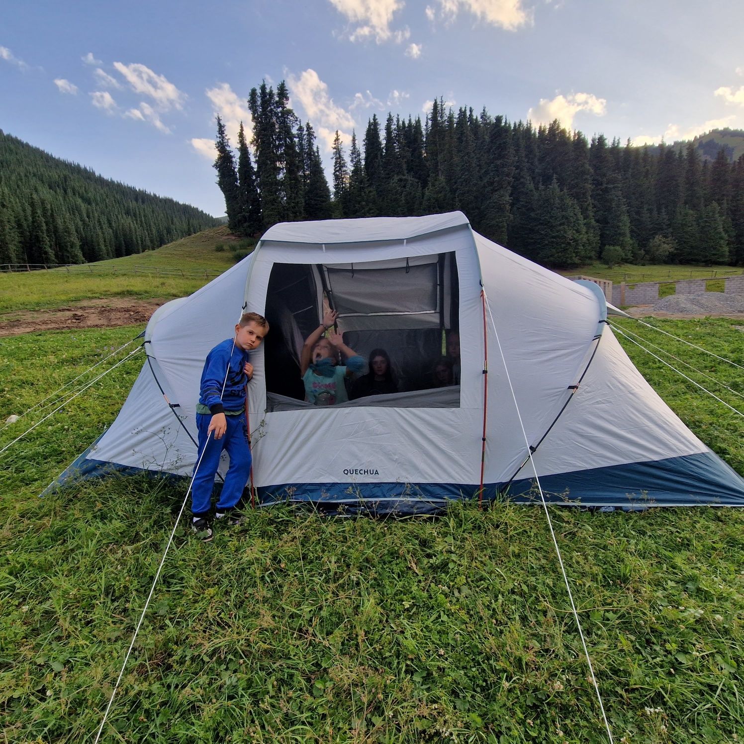 Продам Палатку Decathlon кемпинговая 4-местную