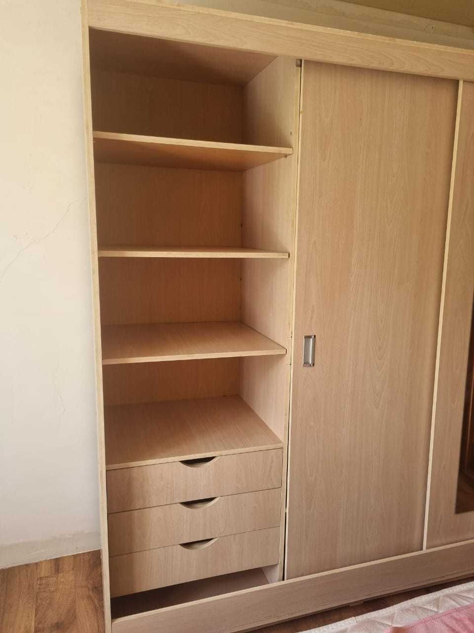 Продаётся шкаф-купе с зеркалом. Самовывоз.