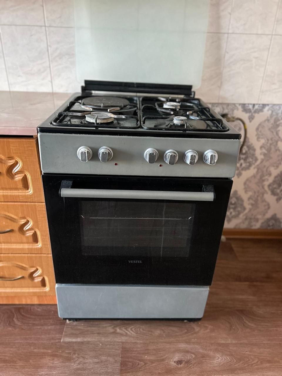 Продам Кухонную мебель с газовой плитой