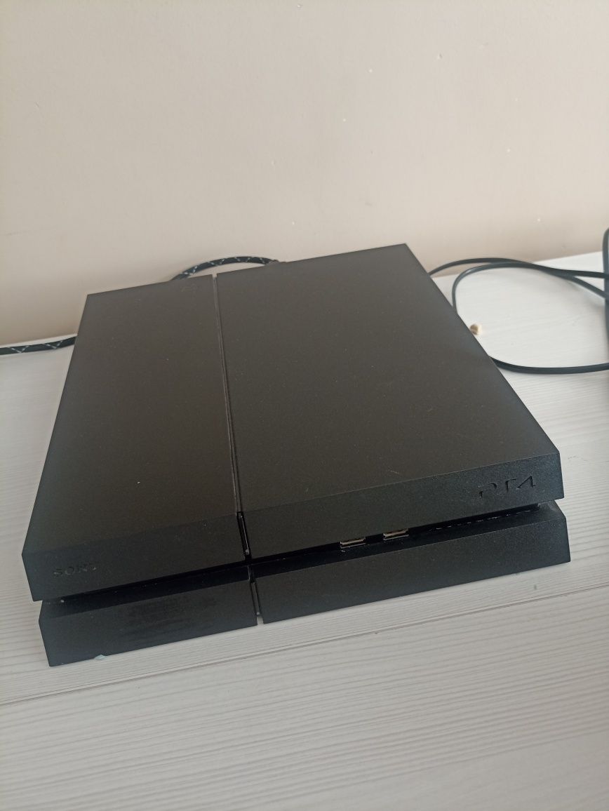 ps 4 продам с играми и 2 джостиками