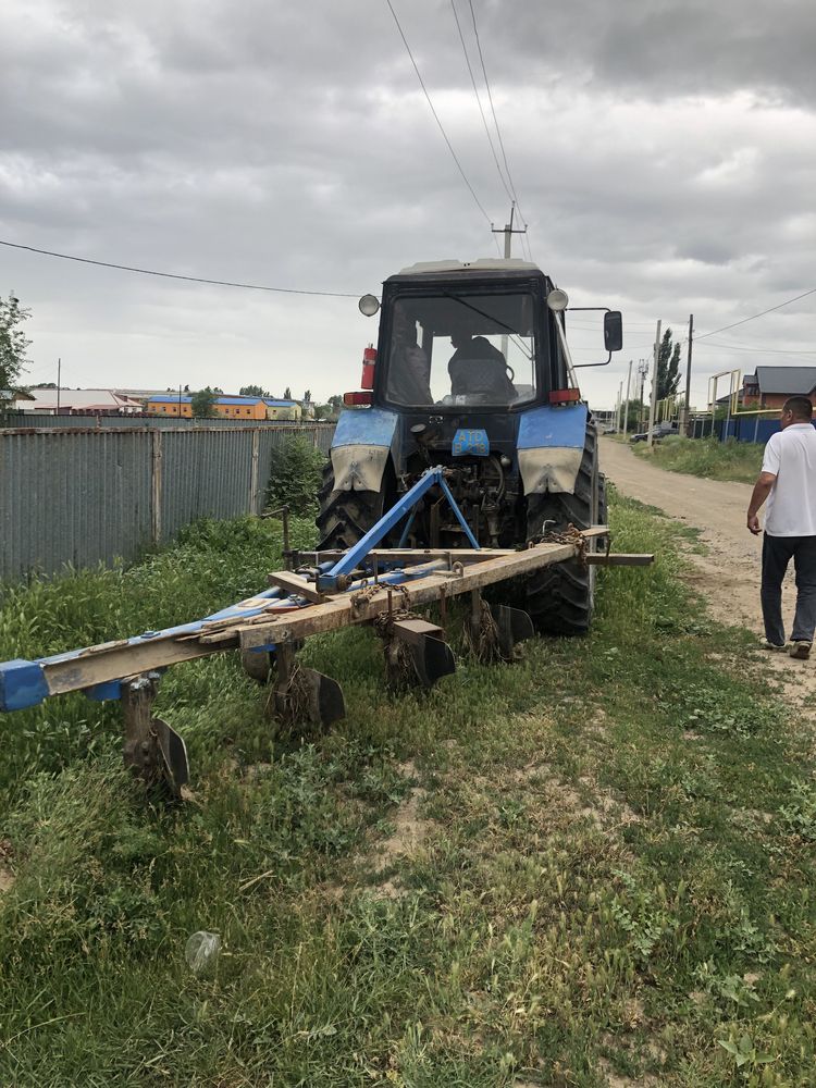 Трактор МТЗ-1221 в отличном состоянии с плугом