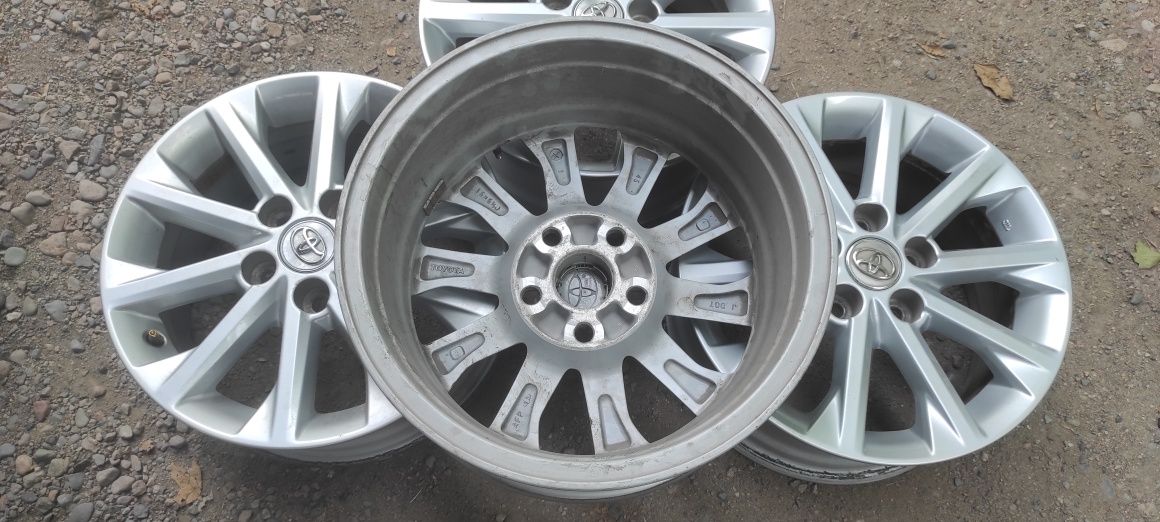 Комплект оригинальных дисков R16. Toyota Camry.