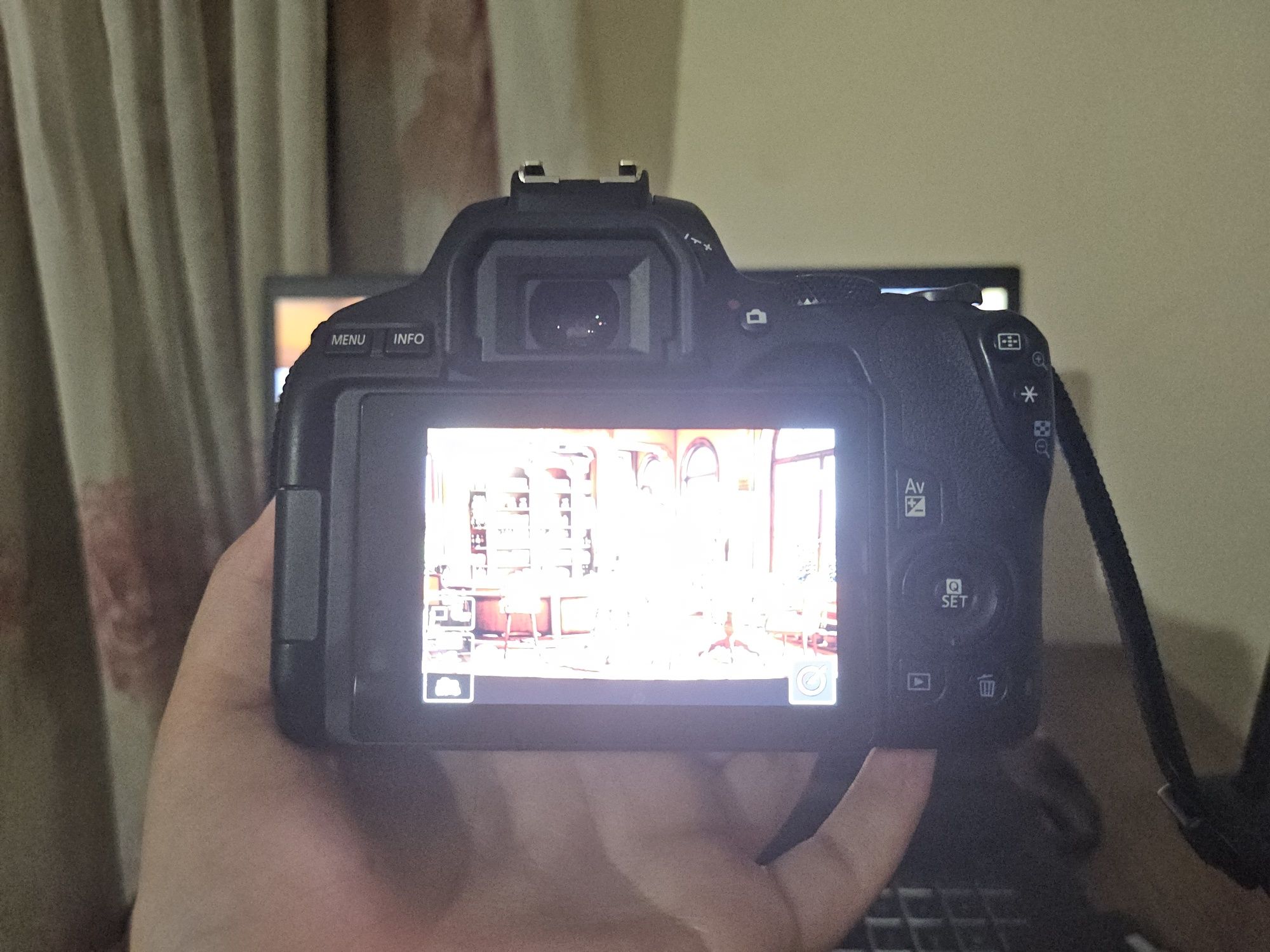 Фотоаппарат - Canon EOS 250D