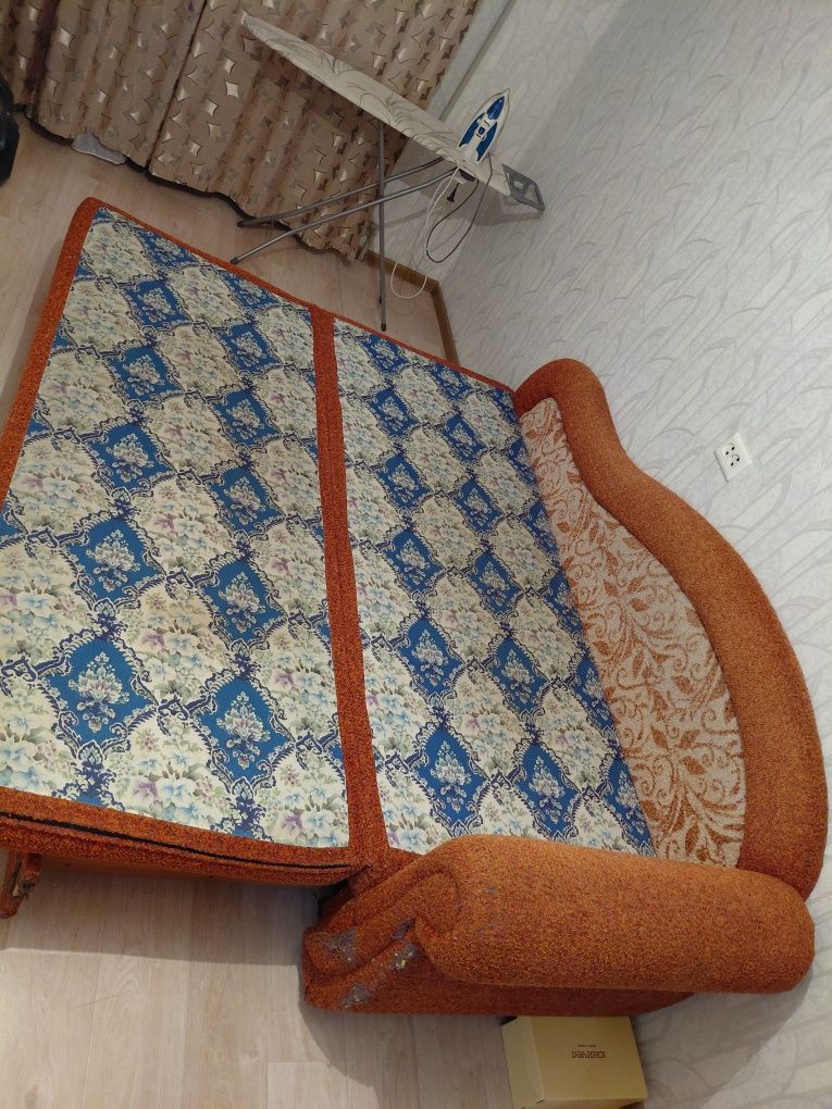 Продам диван ,раскладывается.