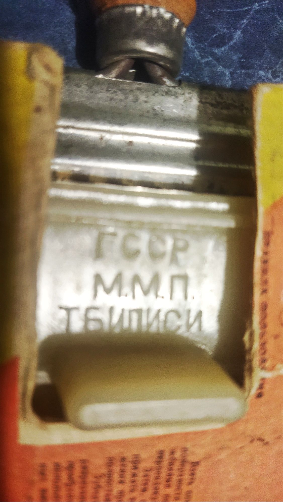Воронка эмалированная и помидорорезка.
