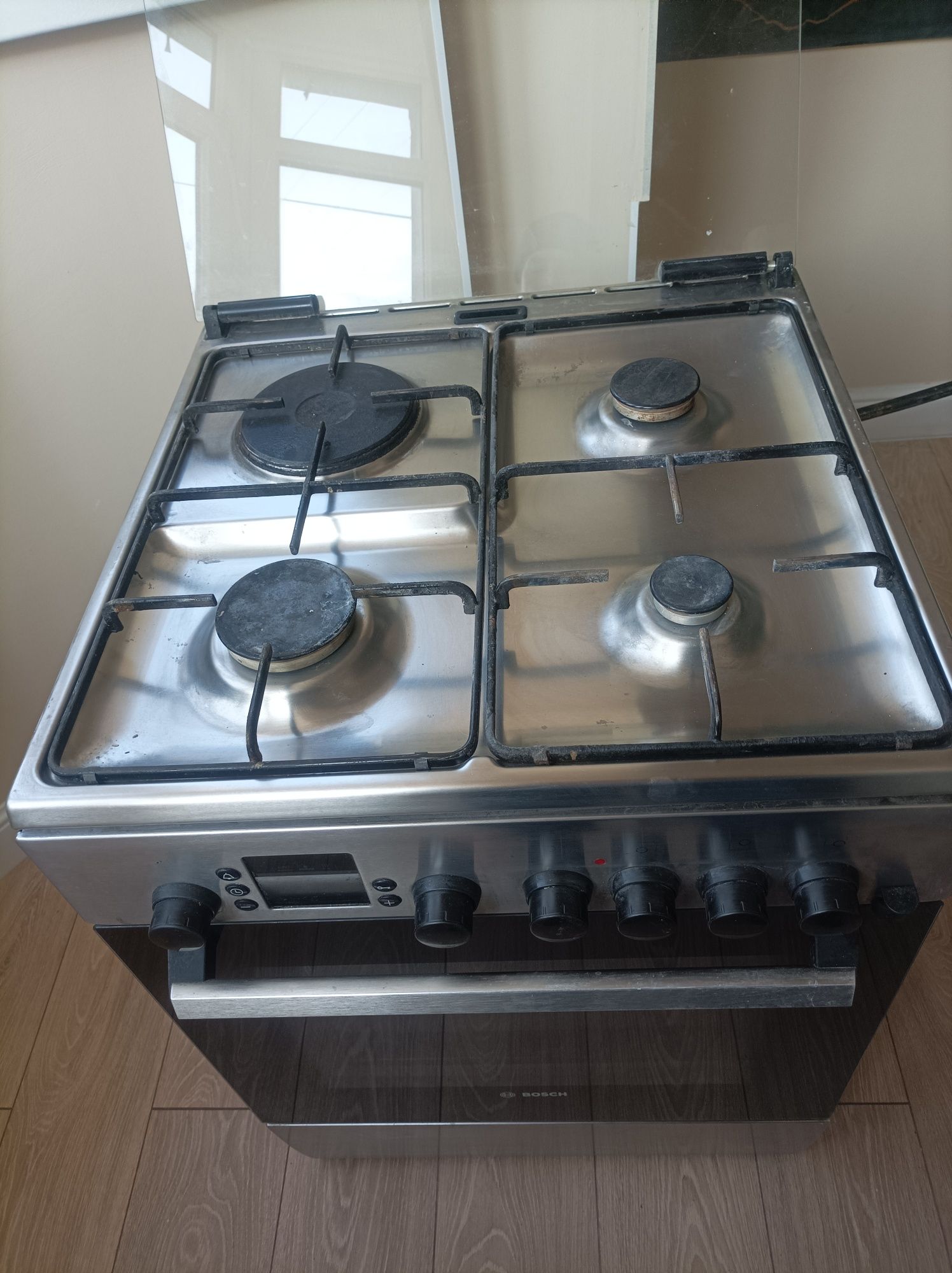 Продам комбинированную газовую плиту с электродуховкой BOSCH