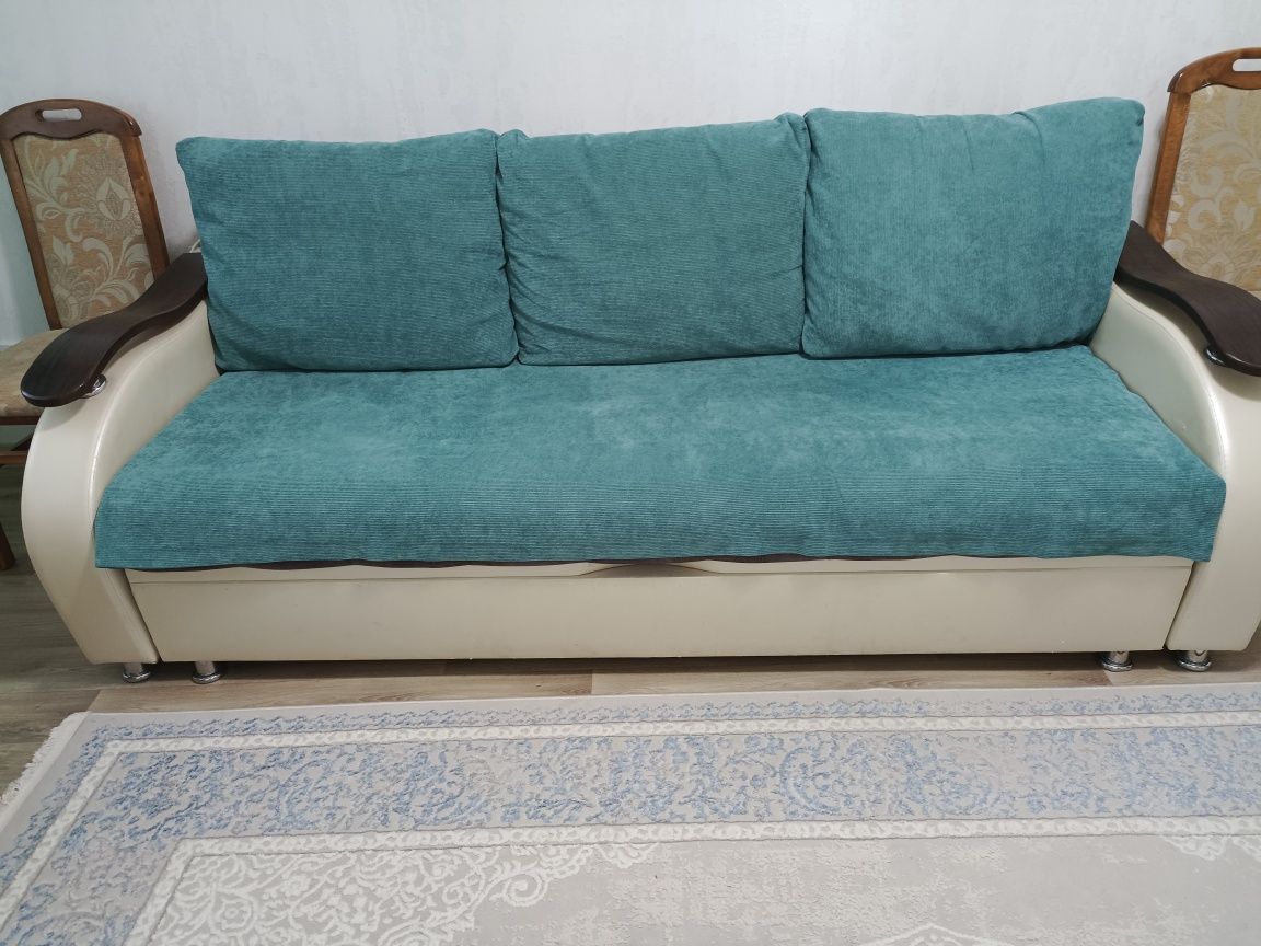 Продам диван в накидке