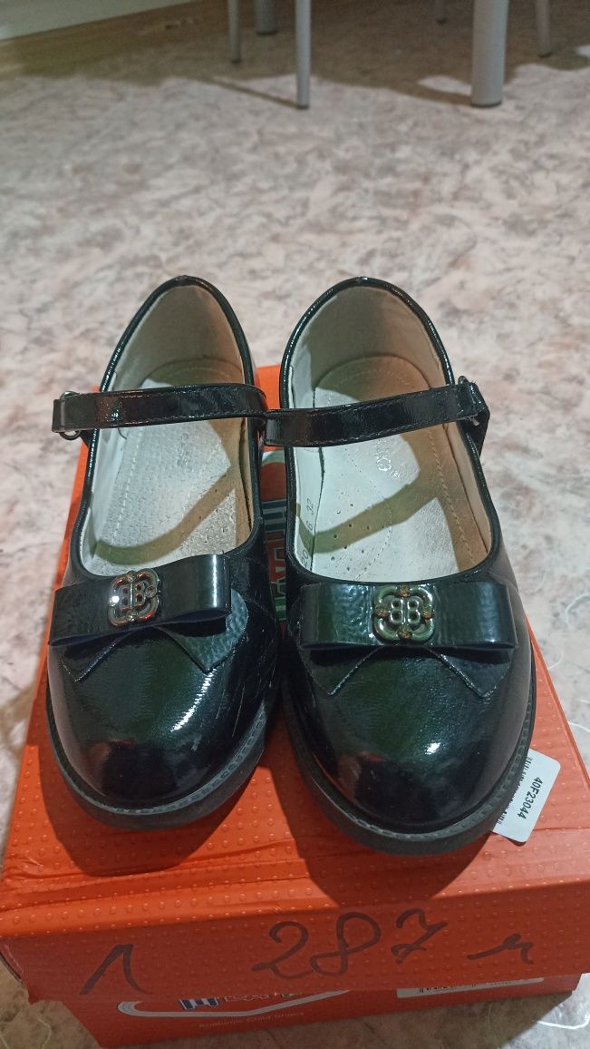 Продам детские туфли