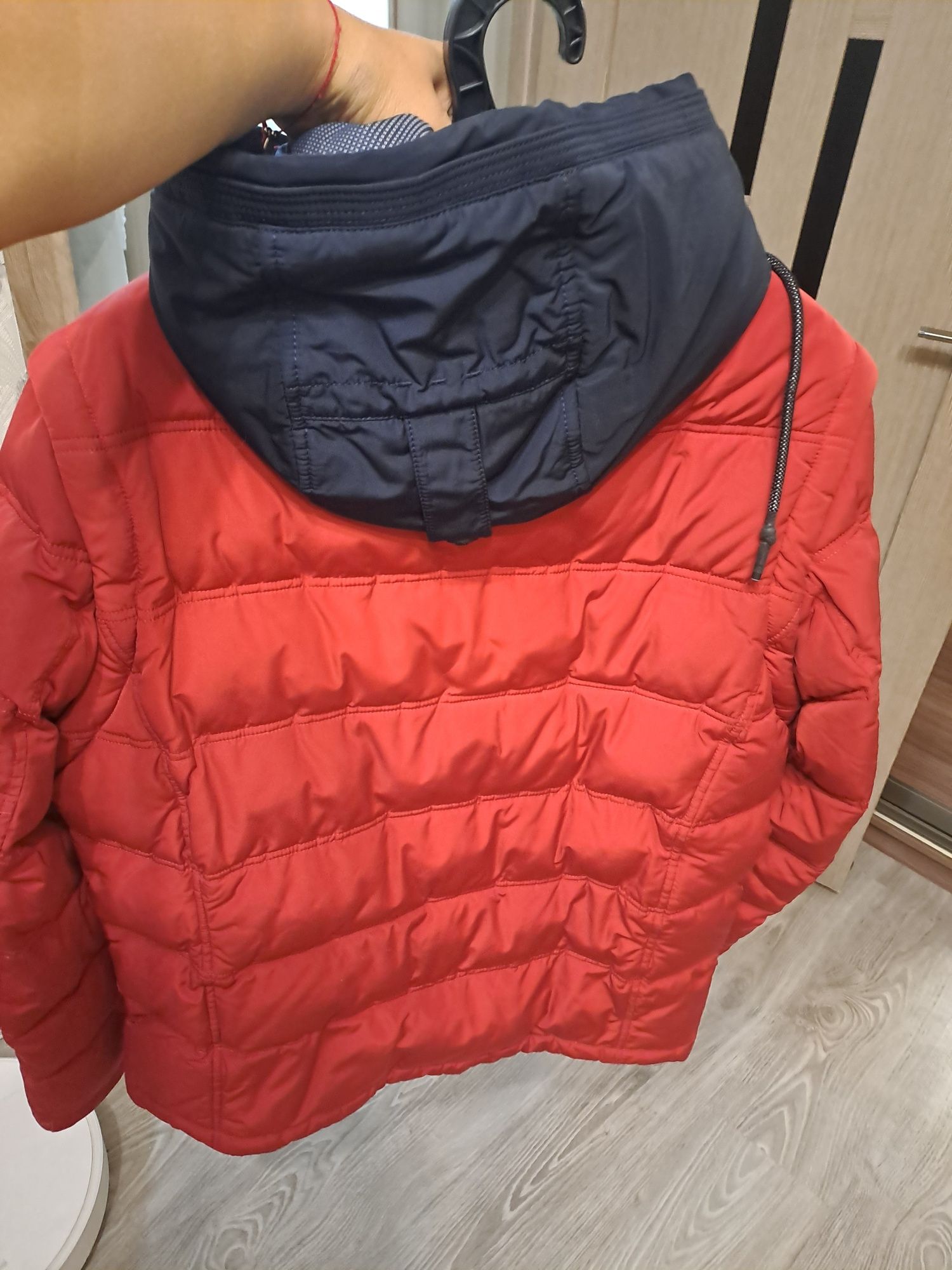 Продам мужскую куртку 52 размер
