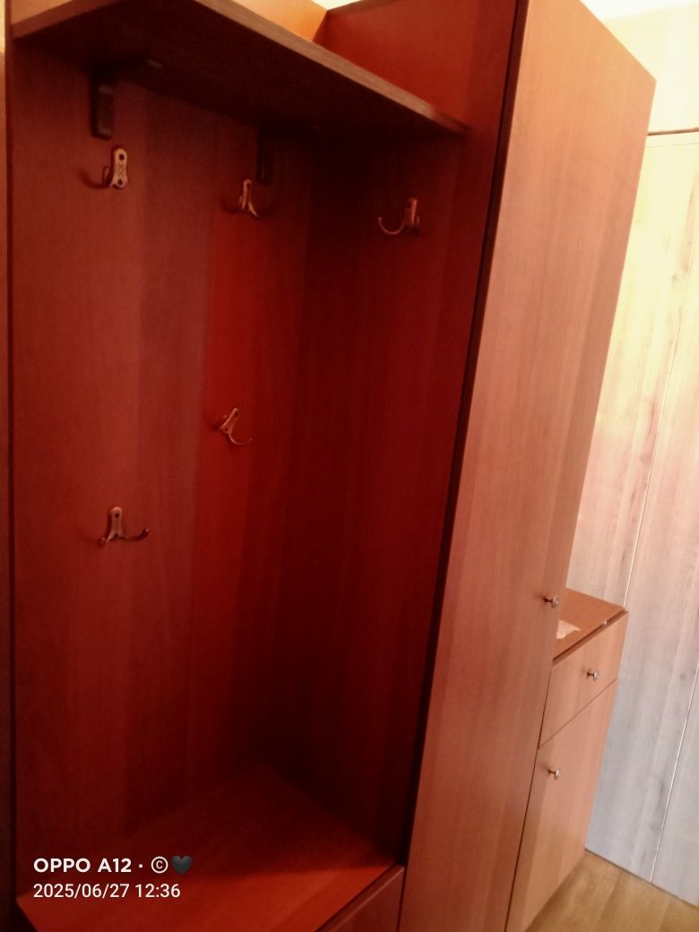 Продам шкаф в прихожую.