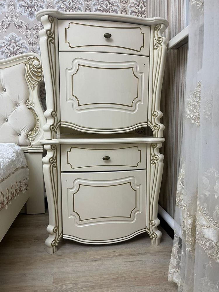 Двуспальная кровать,тумбочки, комод