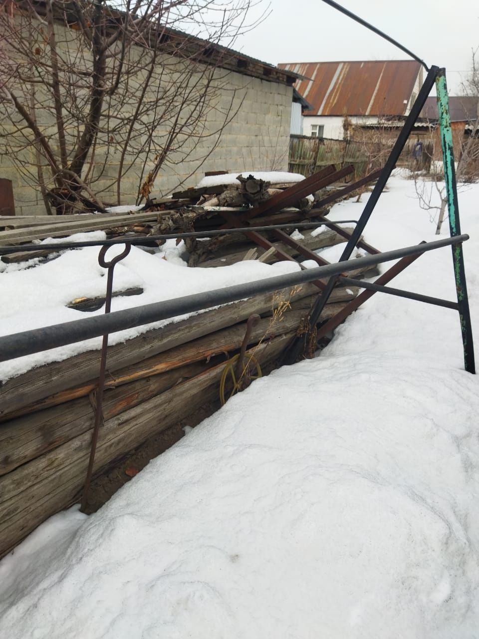 Продам многофункциональную стойку  для сушки ковров и т.п.Дешево
