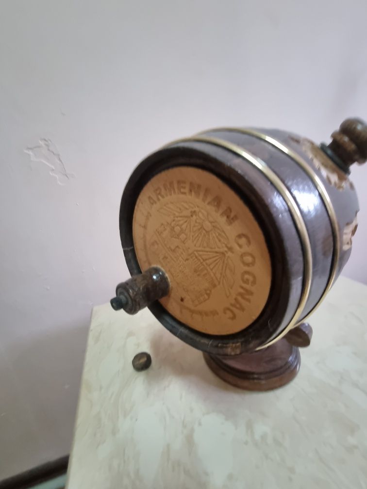 Продам бочку деревянную для спиртных напитков.