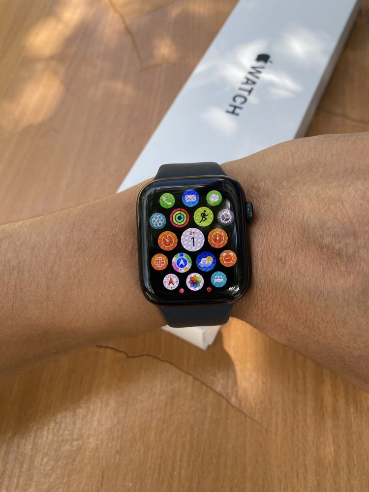 Продам срочно Apple Watch SE 44mm
