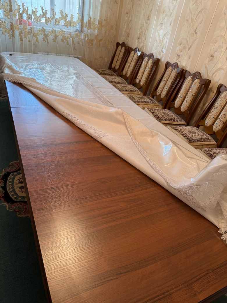 Овальный стол со стульями