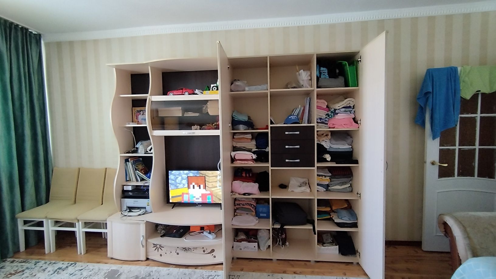 Продам шкаф  стенку имеется полки