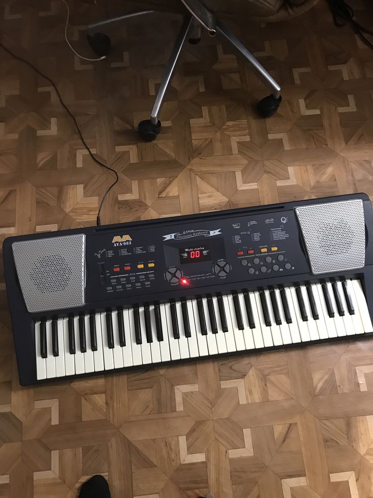 Синтезатор Ava983