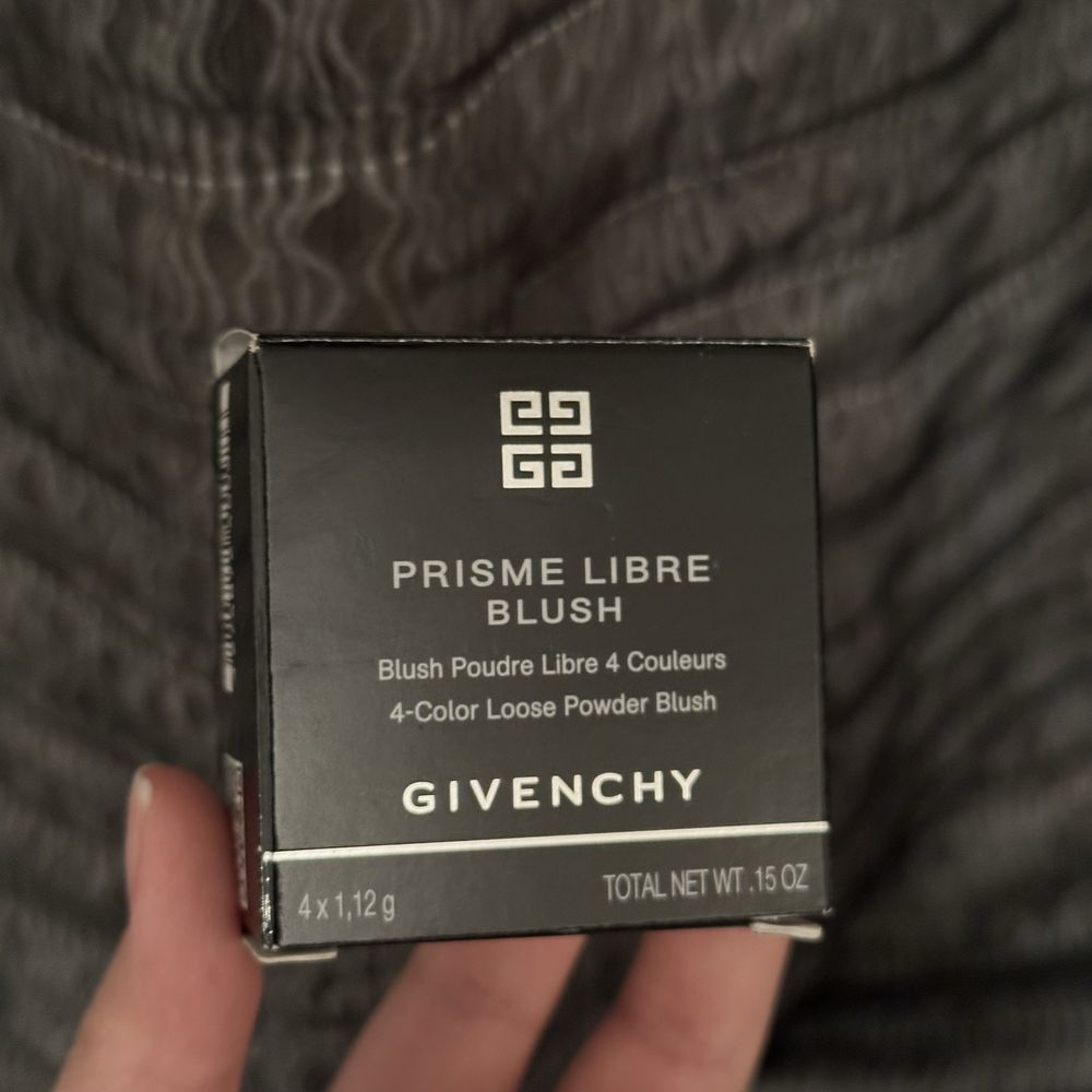 Румяна Givenchy Prisme Libre 01 Mousseline Lilas | Glossier Бронзер