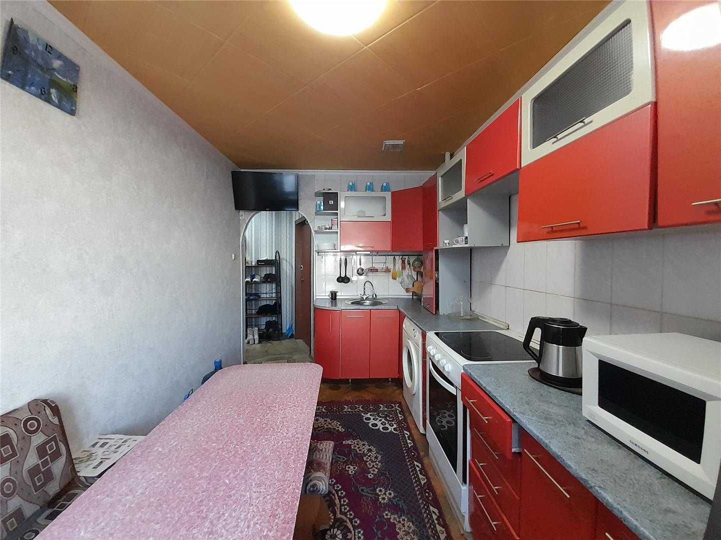 Продам 4 комн квартиру на 8 мкр на 1эт/9 эт