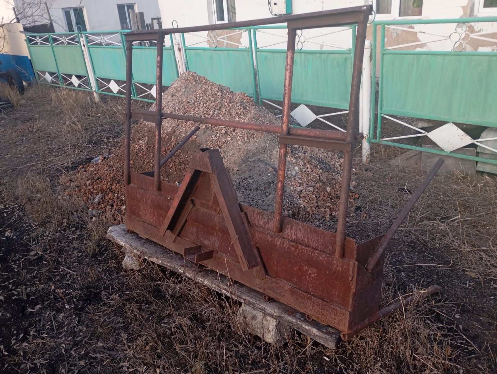 Продаю трактор Т25 с прицепом,плугом, валакушой, граблями