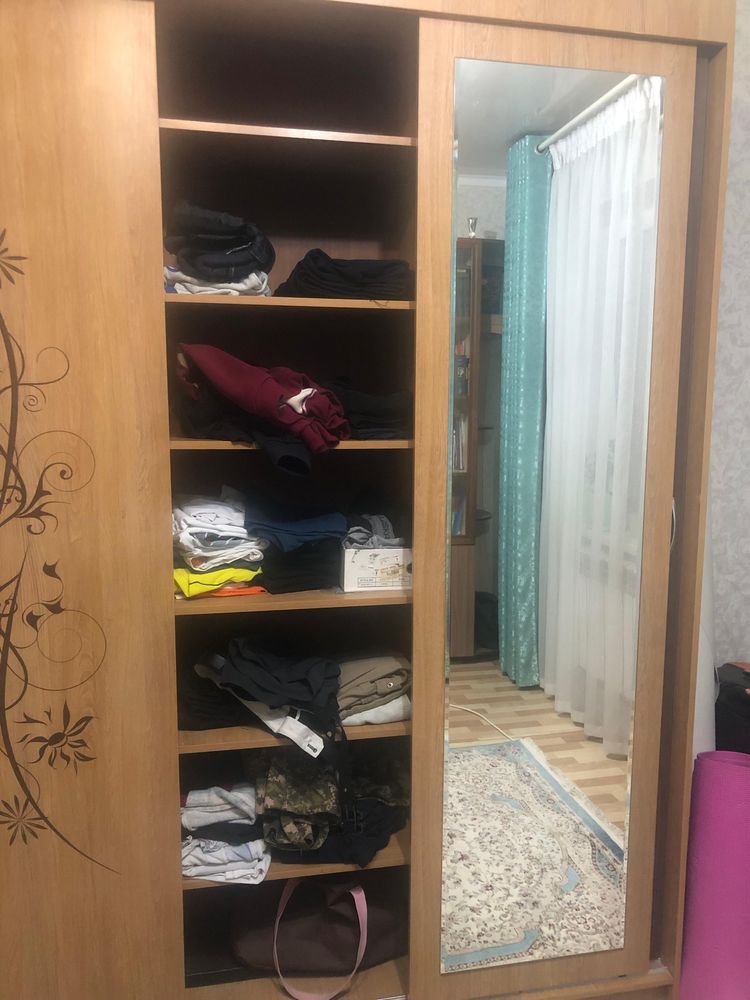 Продам шкаф с компьютерным столом, и шкаф для одежды