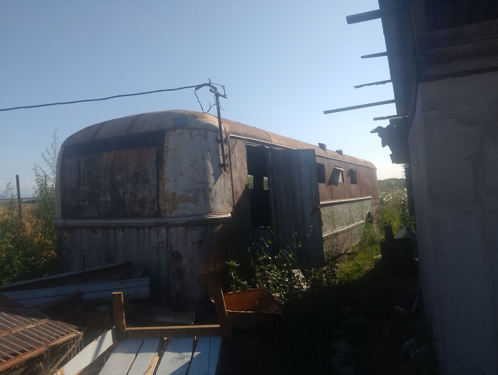 Продам вагончик под жилье на колесах