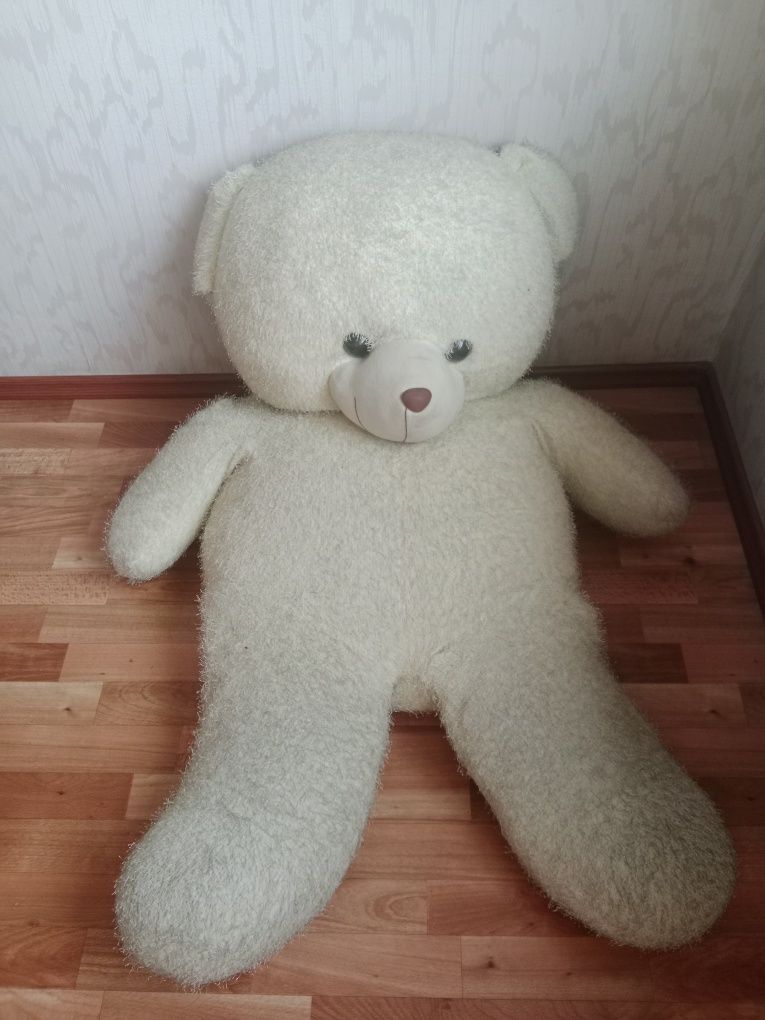 Большой плюшевый игрушечный медведь