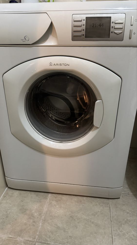 Продам стиральную машину Ariston AVG12