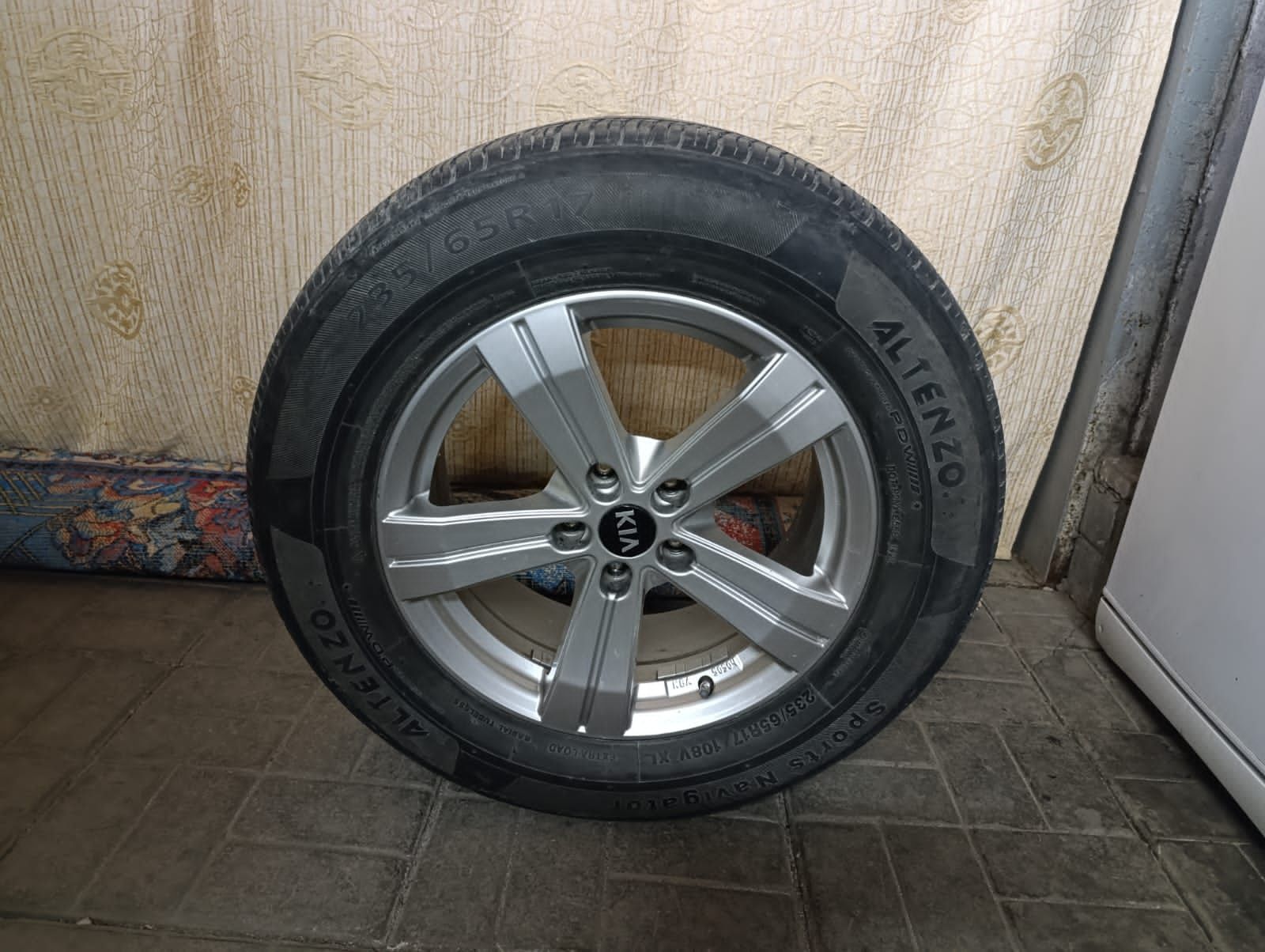 Комплект дисков с резиной 235*65 R17.