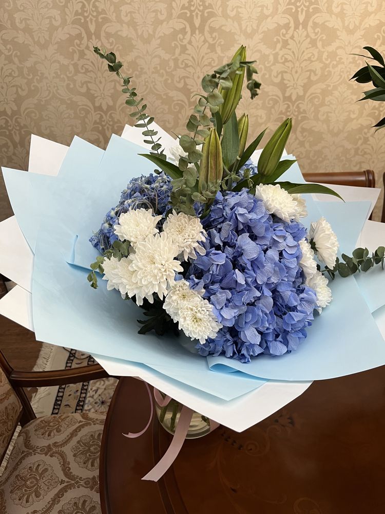 Подборка разных цветов(белые розы и тдо