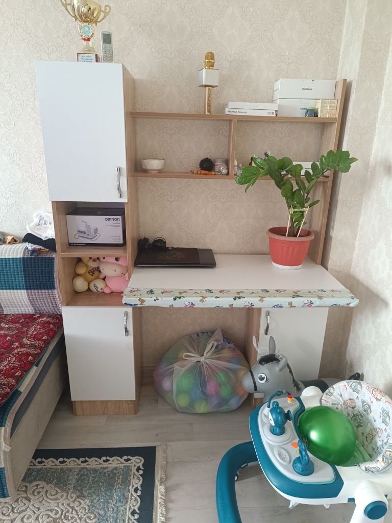 Компьютерный стол с полками