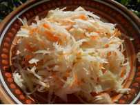 Квашеная капуста, очень вкусная, хрустящая.