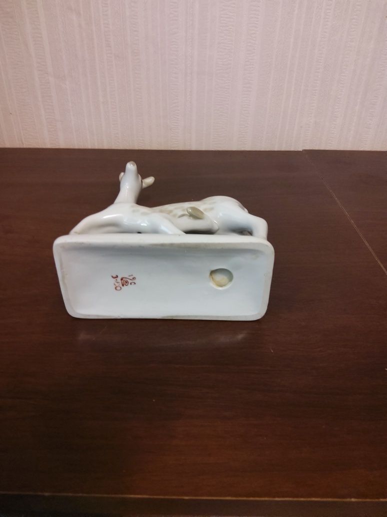 Продам фарфоровую статуэтку.