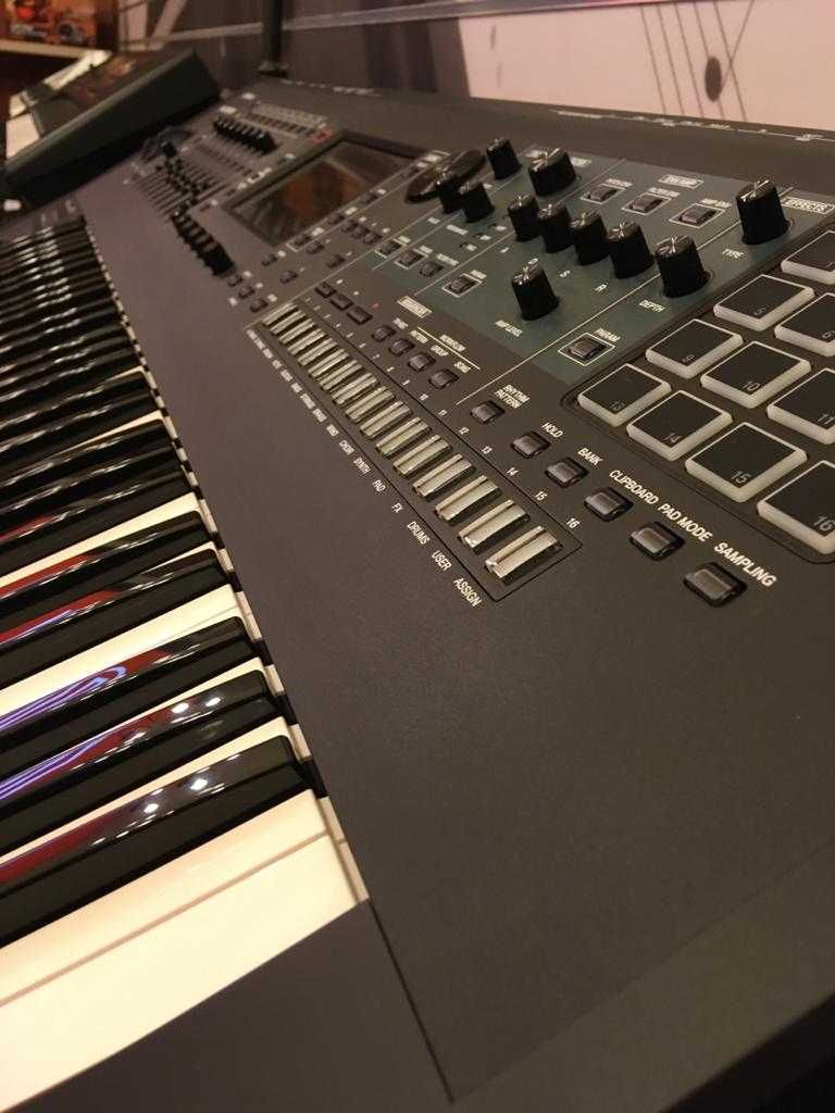 Roland Fantom 6 синтезатор