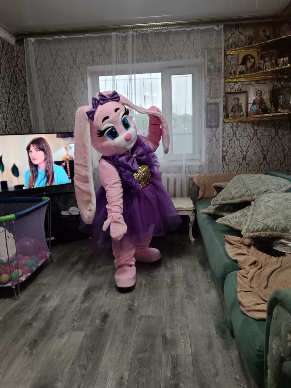Продаю  роставую зайку кастюм .