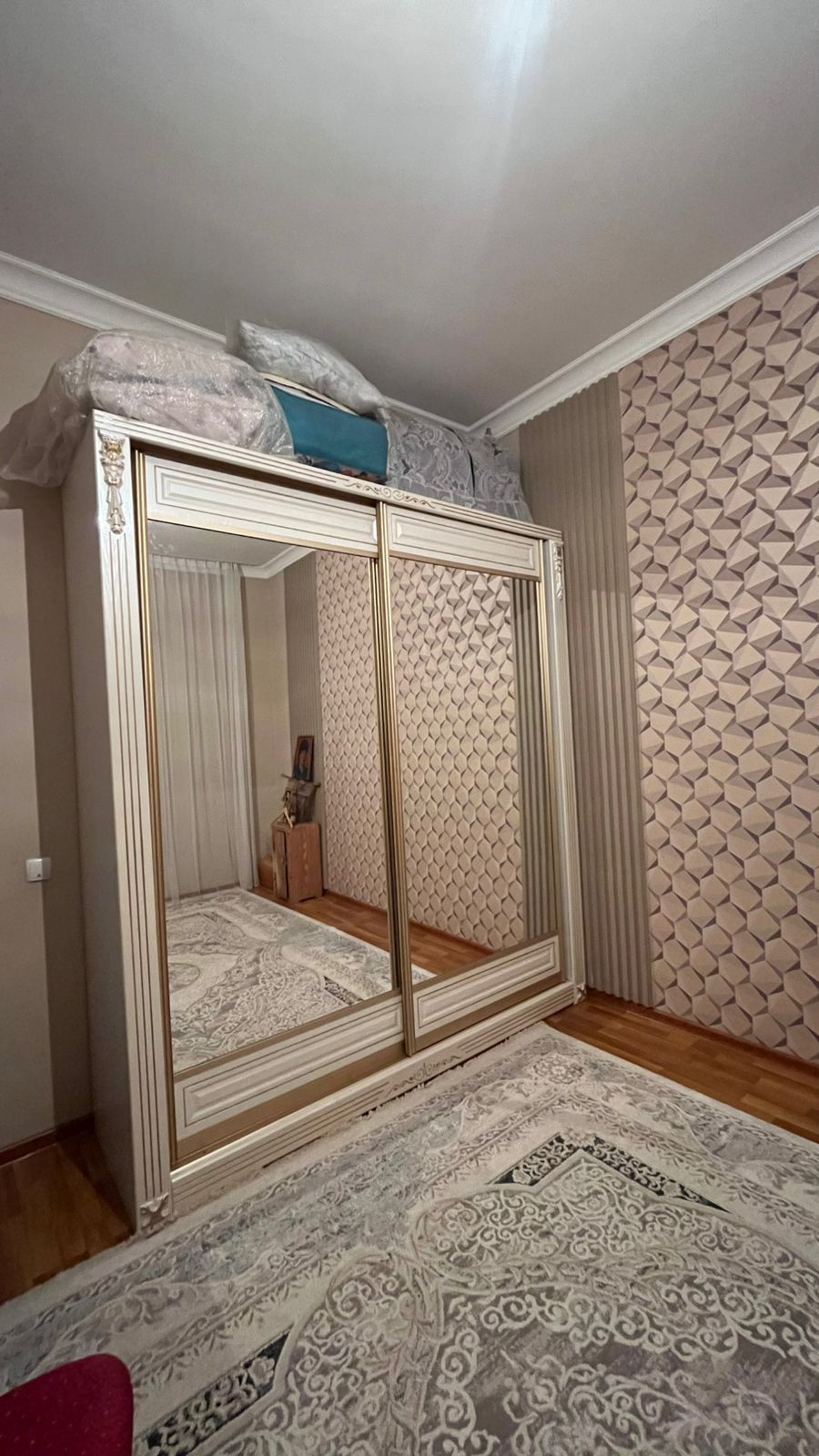 Кілем, шкаф, стол ,