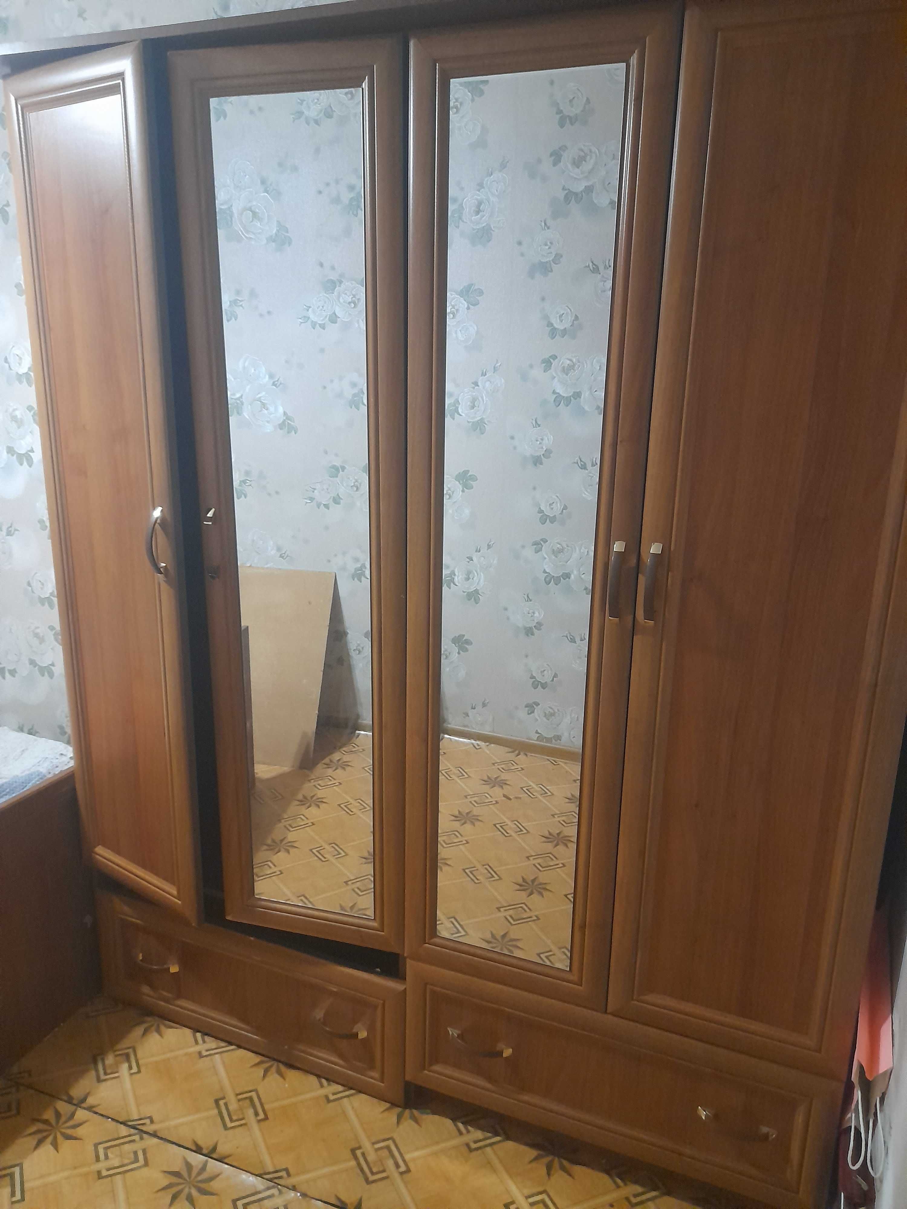 шифоньер        .
