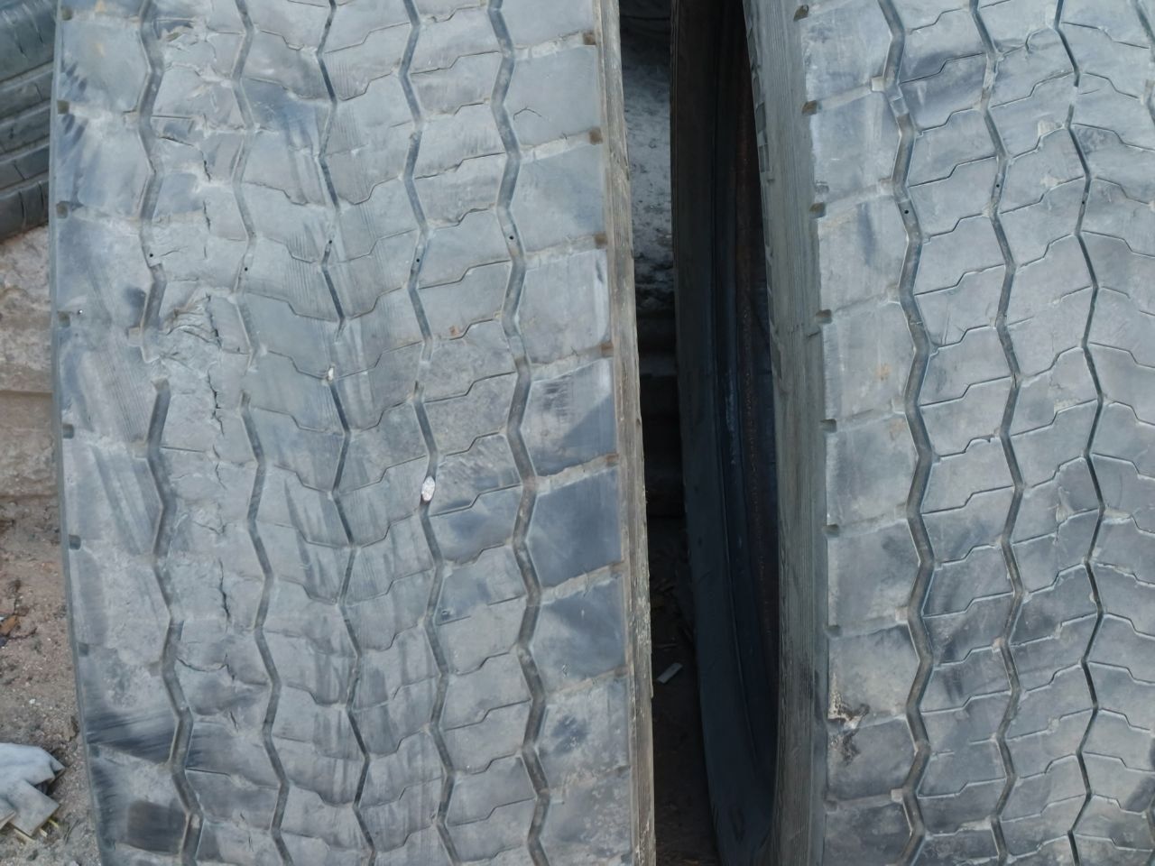 Шины безкамерки комплект 4 шт размер 295/60 R22.5