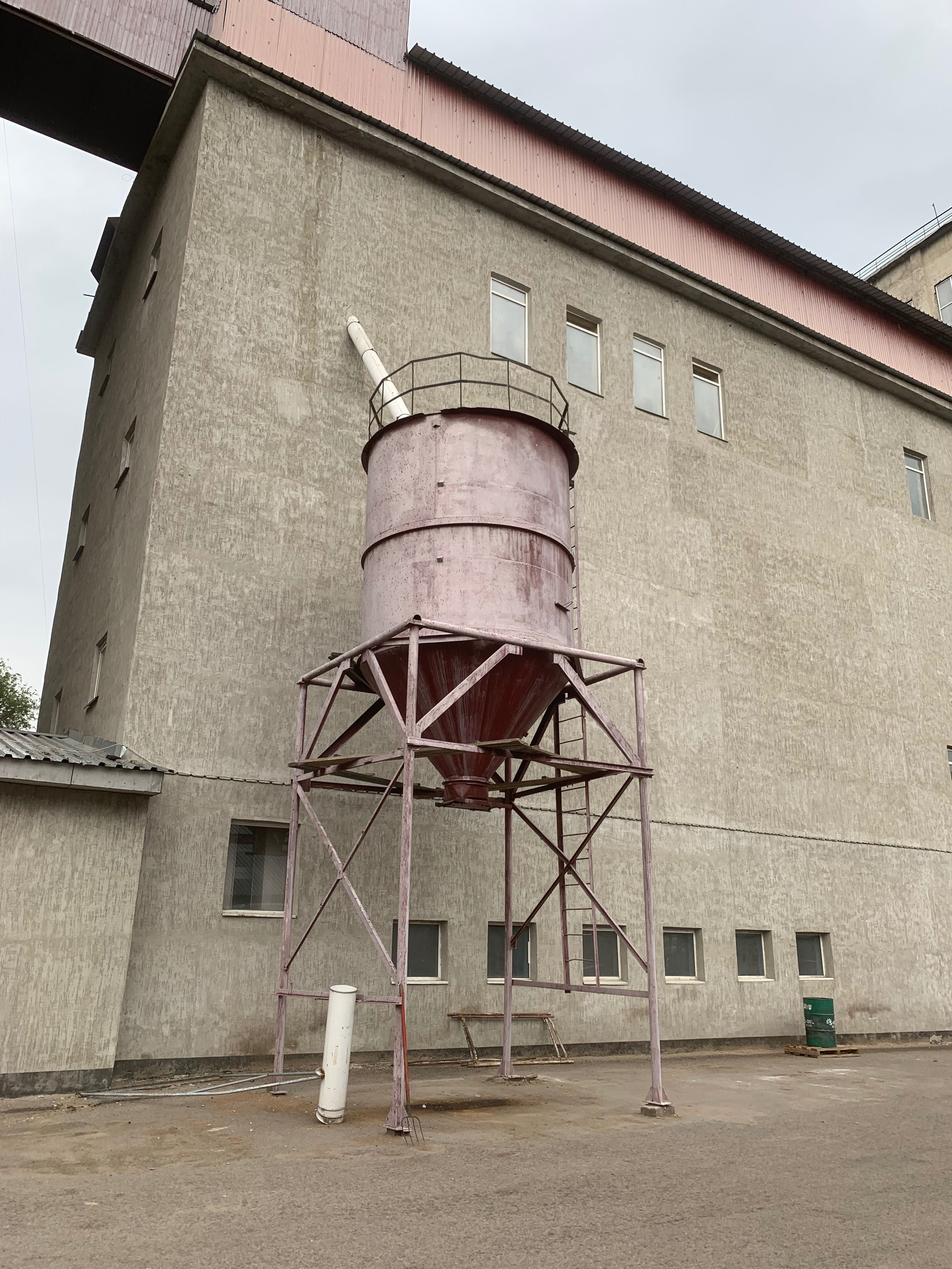 Продам емкость для хранения сыпучих материалов