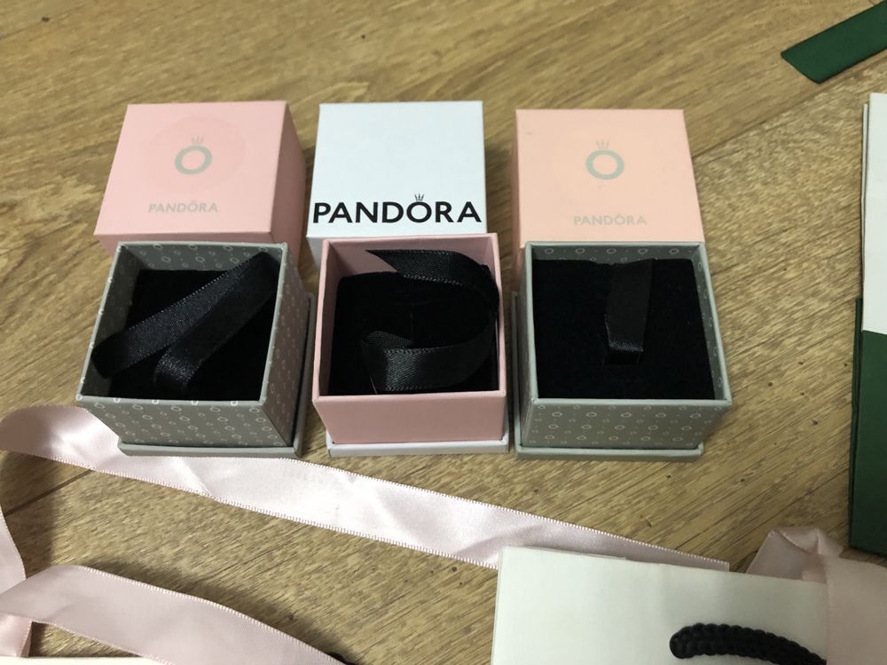 Пакетики бумажные и коробочки Pandora.