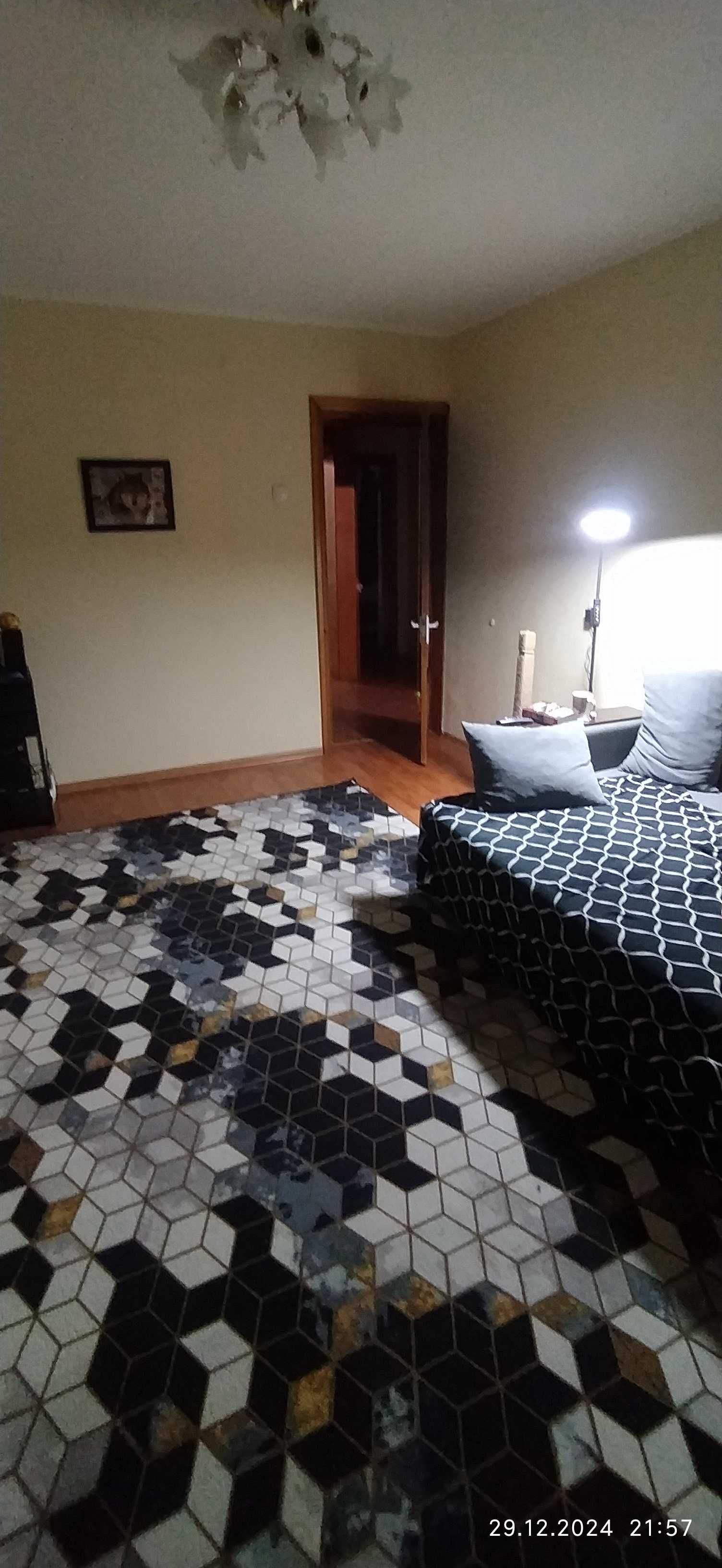 В связи с разъездом продам 3-х комнатную квартиру.