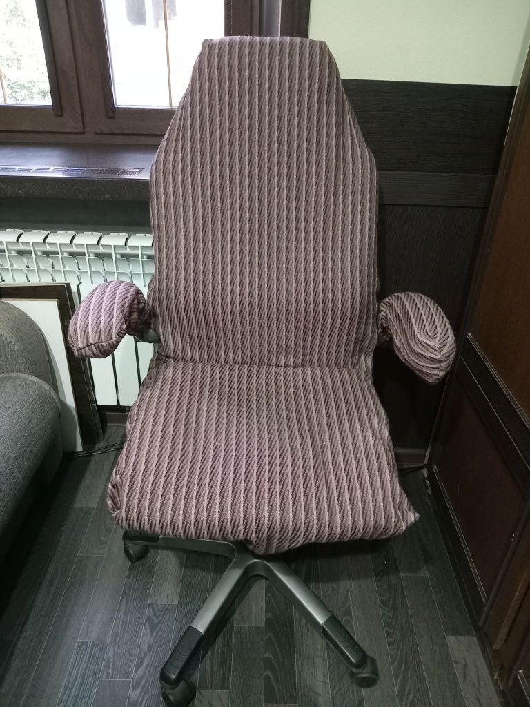 Продам два компьютерных кресла
