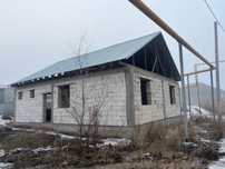 Продам дом. Алматыда адреси : Коксай. Улгили 19 да тур .