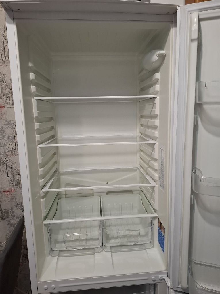 Продам холодильник Indesit