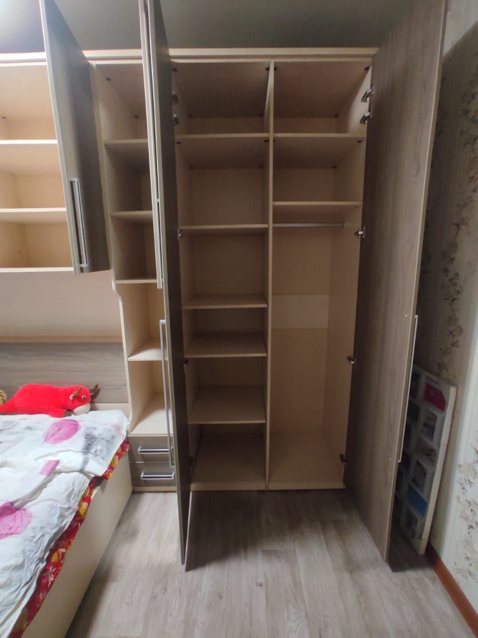 Продам спальный комплект, кровать со стенкой и шкафом