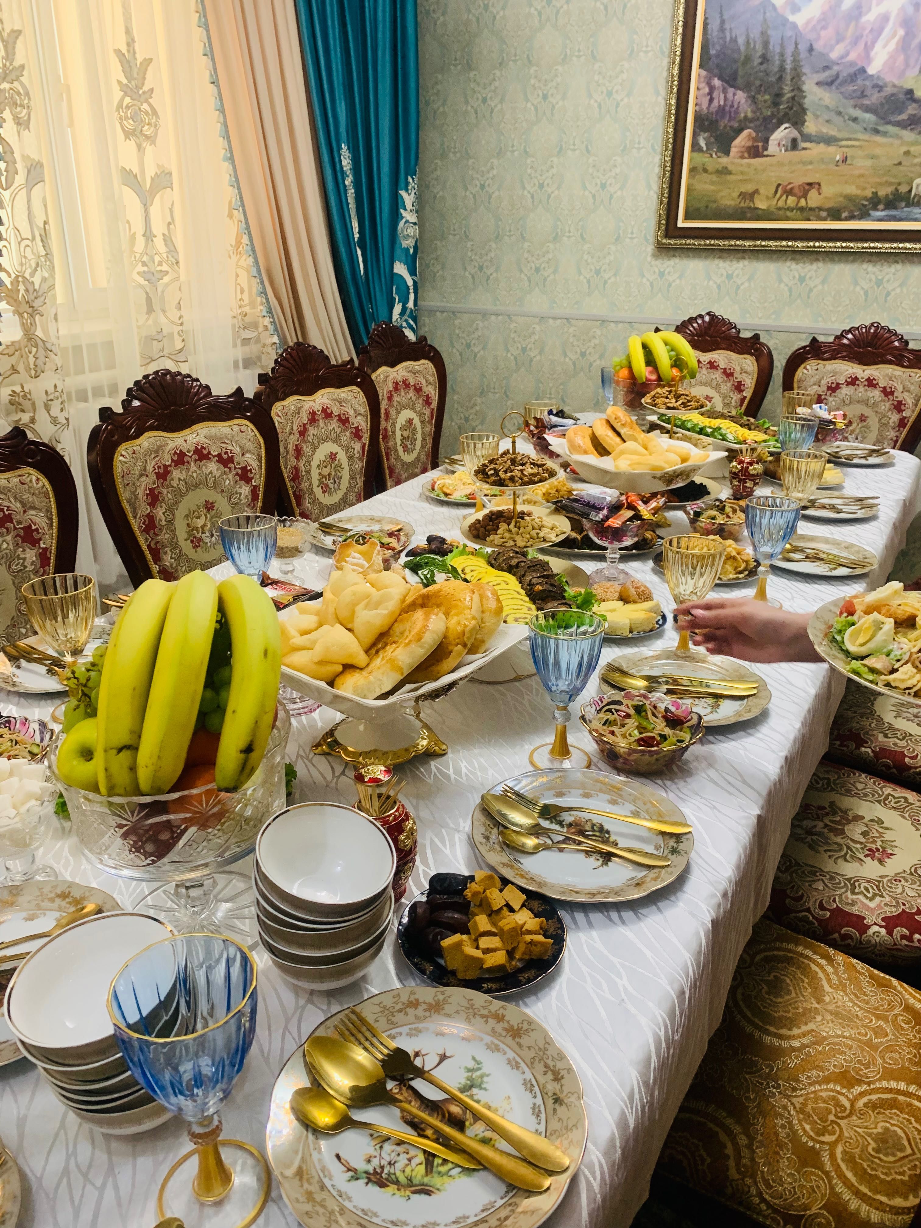 Продается комплект мебели: стол + 11 стульев